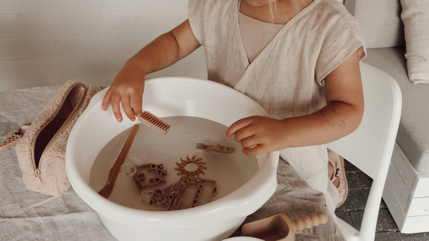 Frozen sensory play met Mini Waves